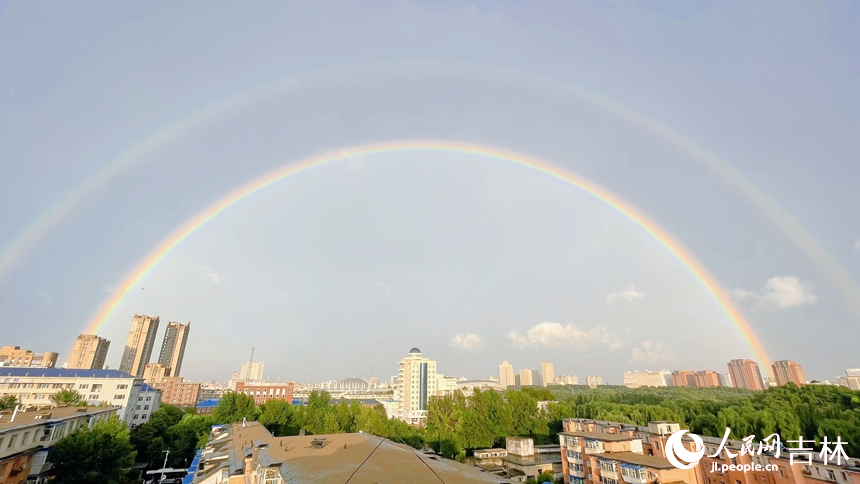 今日雨后，長春出現(xiàn)雙輪彩虹。人民網(wǎng) 李思玥攝