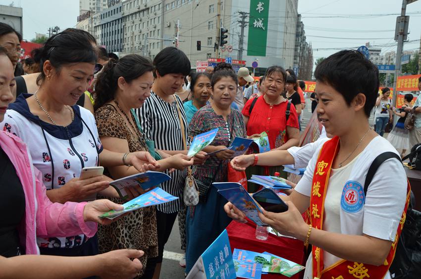 寬城區(qū)民政局領(lǐng)取政策宣傳手冊。（長春市民政局供圖）