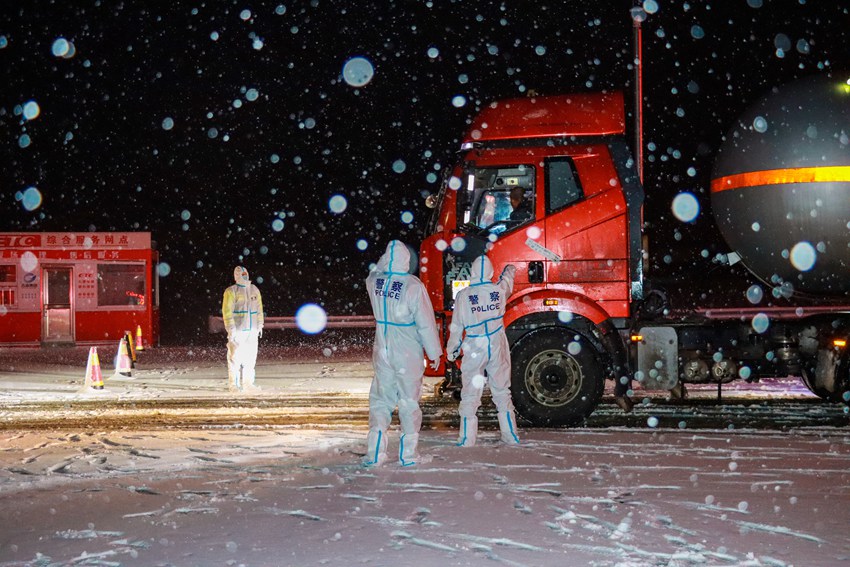 《疫路堅守風(fēng)雪夜》。孫憲利 攝