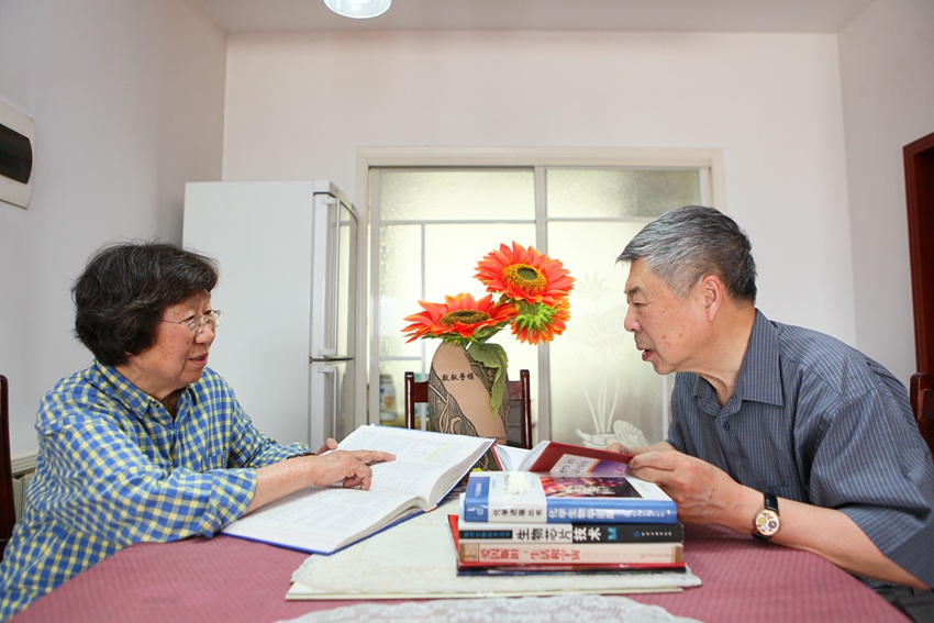 《院士伉儷——汪爾康院士 董邵俊院士》。關(guān)鋒 攝