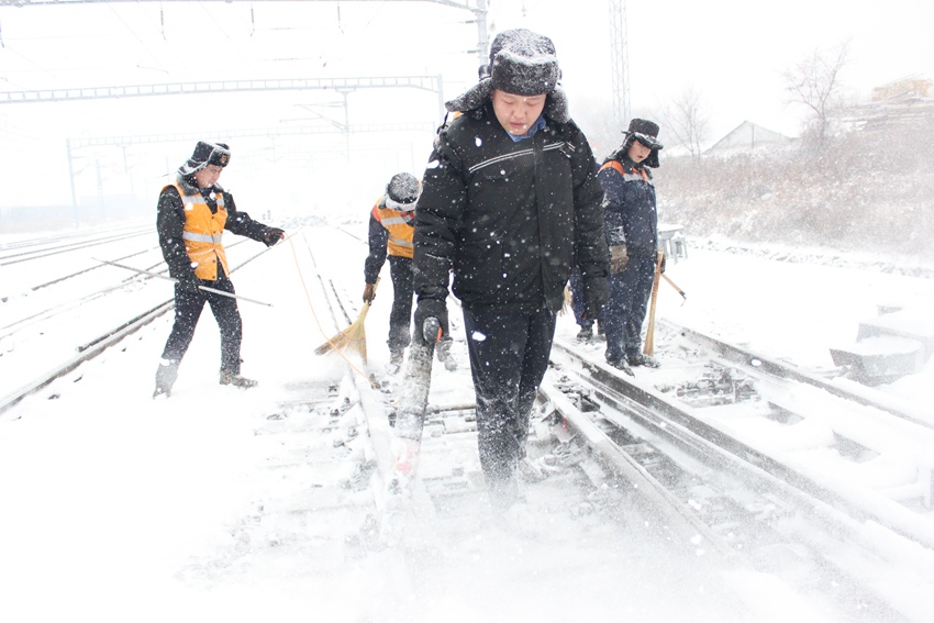 長春車務段興隆山站干部職工在岔區(qū)除雪。孫宏昊 攝