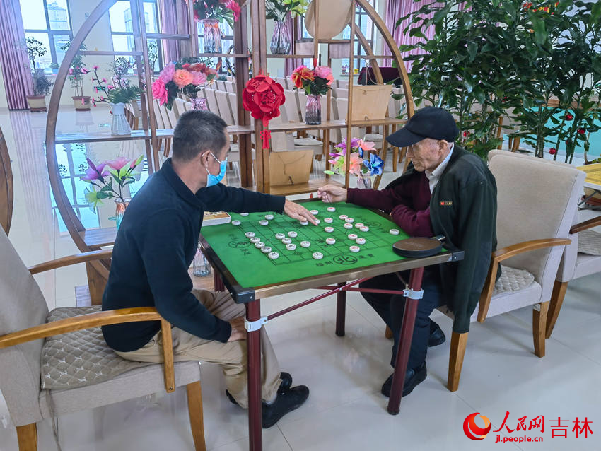 老人在活動娛樂中心下棋。人民網(wǎng) 馬俊華攝