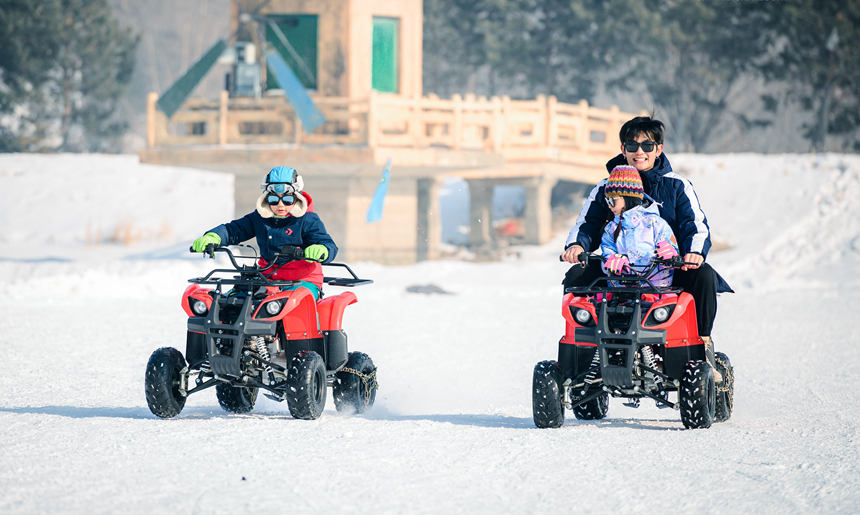 長春蓮花山世貿(mào)滑雪場雪地摩托。（吉林省文化和旅游廳供圖）