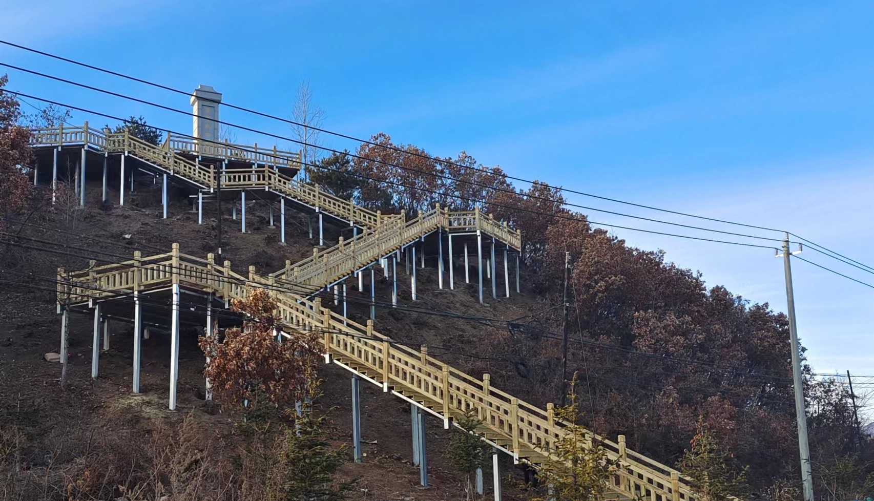 新修建的吉林省和龍市南坪鎮(zhèn)龍淵村革命烈士紀念碑棧道。