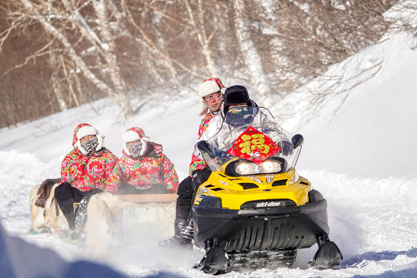 游客在景區(qū)體驗(yàn)雪地摩托。 呂昊俊攝