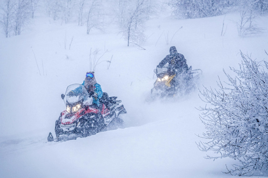 游客在景區(qū)體驗(yàn)雪地摩托。呂昊俊攝