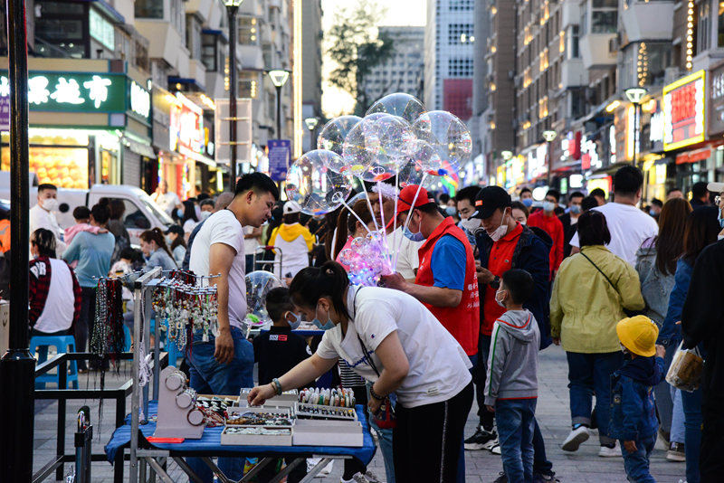 朝陽區(qū)桂林路商圈。（資料照片）人民網(wǎng)李洋 攝