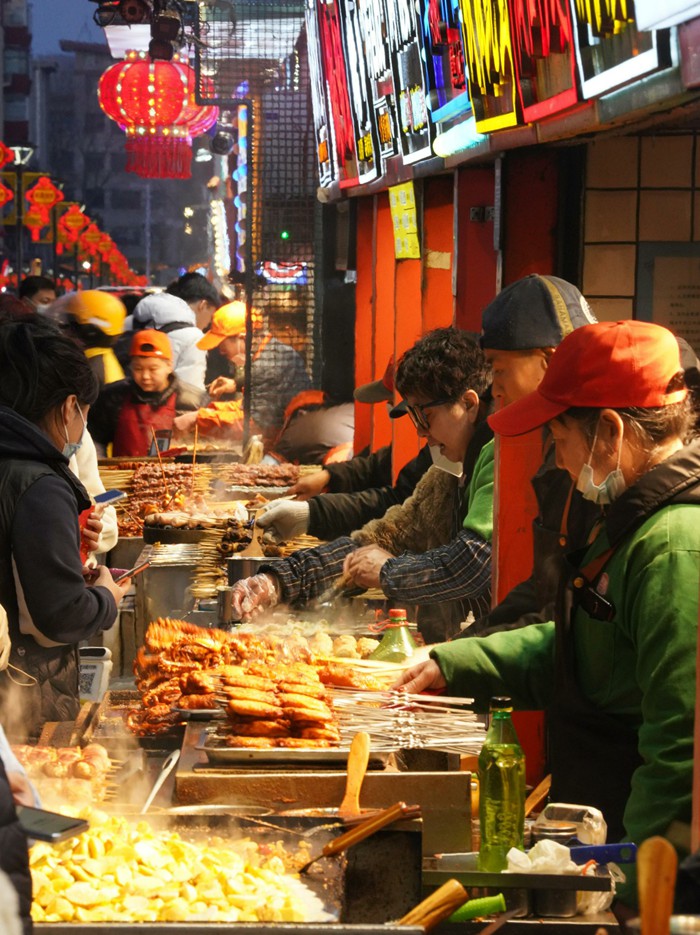 長春市餐飲消費(fèi)業(yè)態(tài)復(fù)蘇跡象顯著。人民網(wǎng) 李洋攝