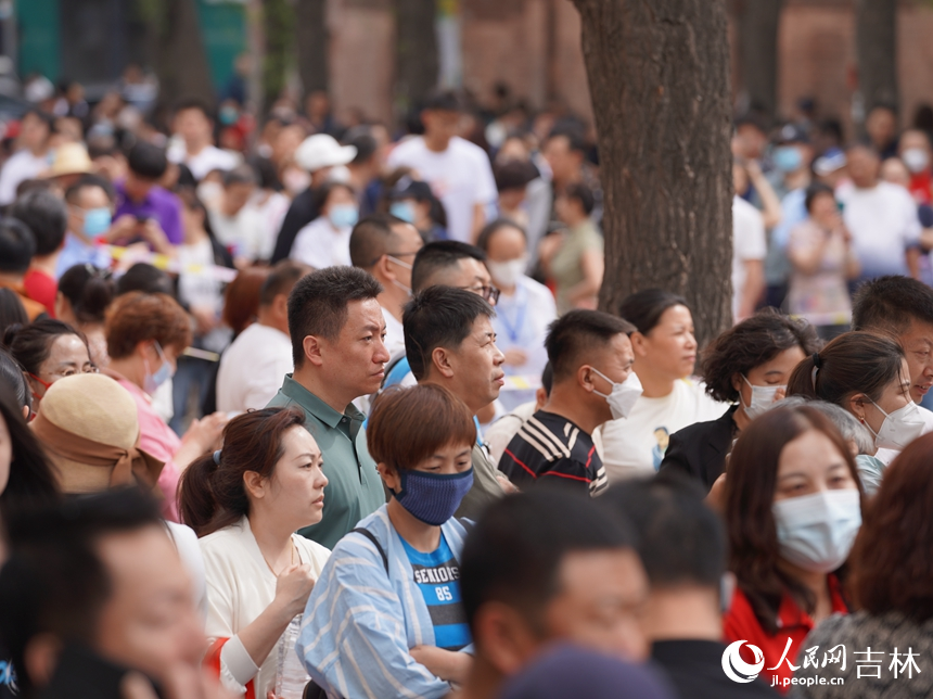 6月7日，在長(zhǎng)春市第二中學(xué)考點(diǎn)，高考考生家長(zhǎng)等候在考場(chǎng)外。。人民網(wǎng)記者 李洋攝