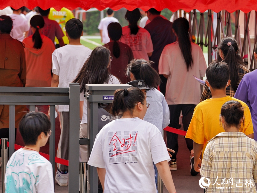 6月7日，在長(zhǎng)春市第二中學(xué)考點(diǎn)，考生井然有序進(jìn)入考場(chǎng)。人民網(wǎng)記者 李洋攝