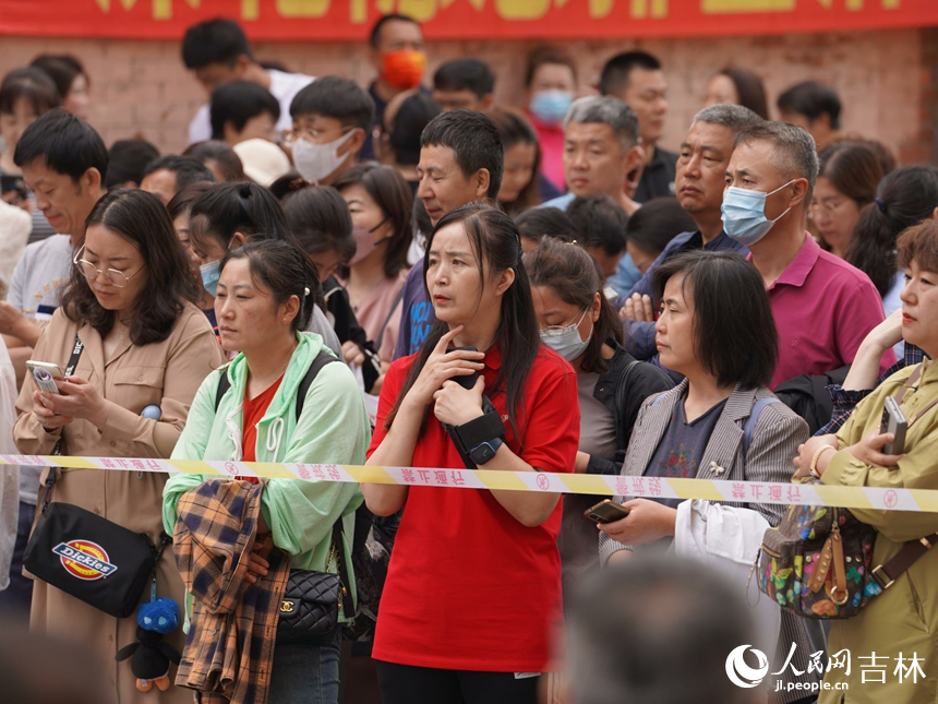 6月7日，在長(zhǎng)春市第二中學(xué)考點(diǎn)，高考考生家長(zhǎng)在考場(chǎng)外等候。人民網(wǎng)記者 李洋攝