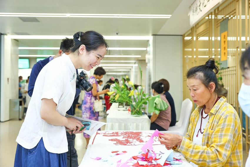 現(xiàn)場刀刻畫技藝吸引市民駐足欣賞。（王振東 攝）