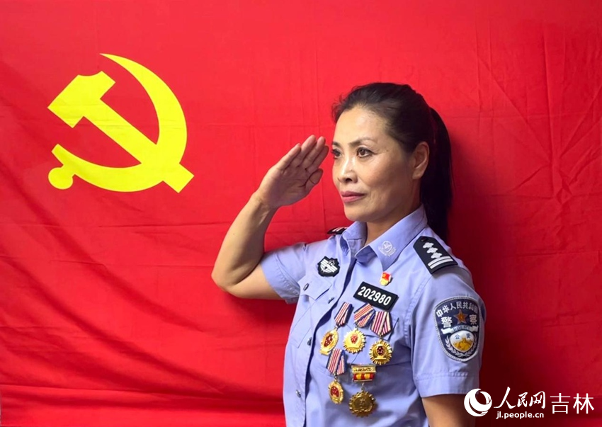 軍烈屬王永玲在黨旗下敬禮。人民網(wǎng)記者 李思玥攝