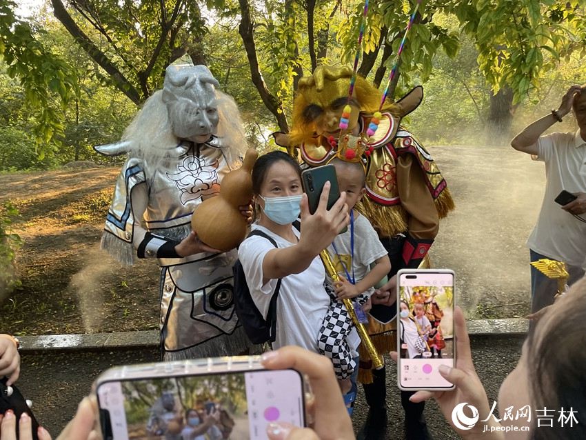 長春市動植物公園“夢幻西游季·夜游動物園”系列演藝活動。人民網(wǎng)記者 李思玥攝