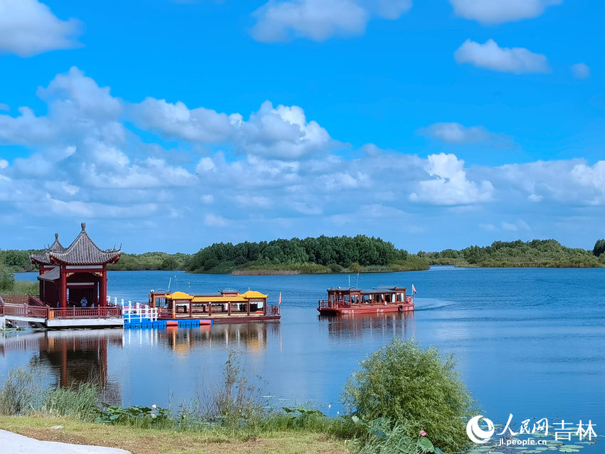 嫩江灣國(guó)家濕地公園風(fēng)景如畫(huà)。人民網(wǎng)記者 馬俊華攝