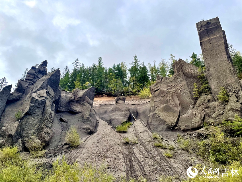 長白山峽谷浮石林景區(qū)坐落在火山爆發(fā)、地殼變動(dòng)后形成的一條大裂谷中，其景色以秀、奇、險(xiǎn)、幽而著稱。人民網(wǎng)記者 李思玥攝