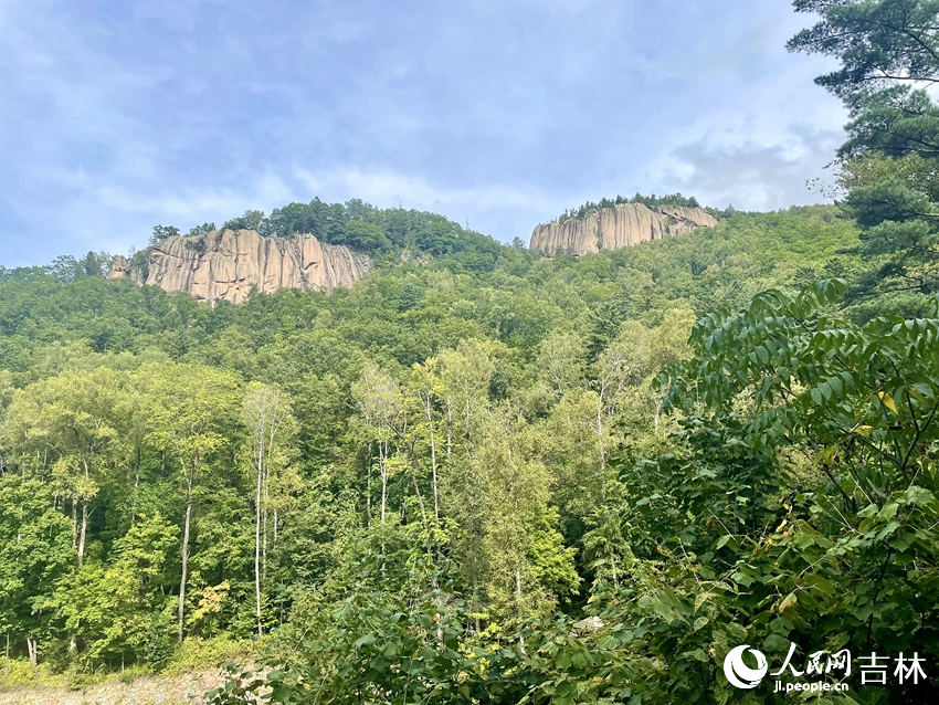 長白山紅石峰景區(qū)森林原始特征明顯，四季景色各有不同，春夏時(shí)節(jié)的紅石峰綠意盎然。人民網(wǎng)記者 李思玥攝