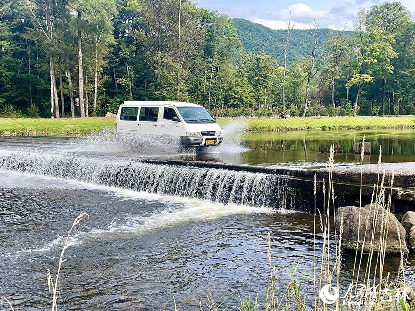 在長白山紅石峰景區(qū)，驅(qū)車行駛過水漫橋，“車在水中行，人在畫中游”。人民網(wǎng)記者 李思玥攝