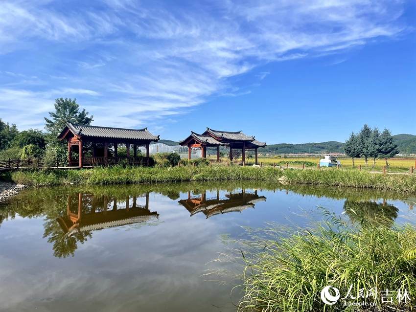 紅旗村位于萬寶鎮(zhèn)，是安圖縣城至長白山旅途中唯一的純朝鮮族居住村，也被稱為“中國朝鮮族第一村”。人民網(wǎng)記者 李思玥攝