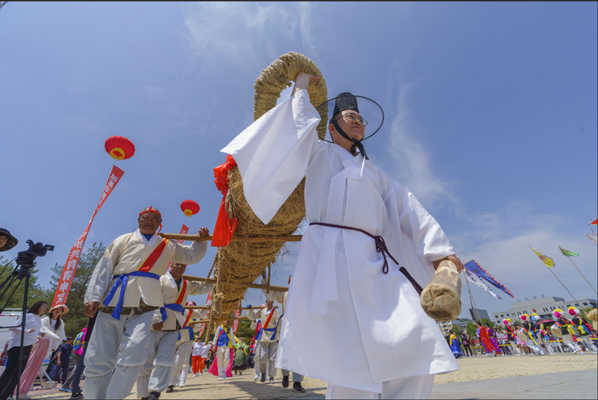 2023年非遺日拔草龍表演。（資料圖片。安圖縣文化館供圖）