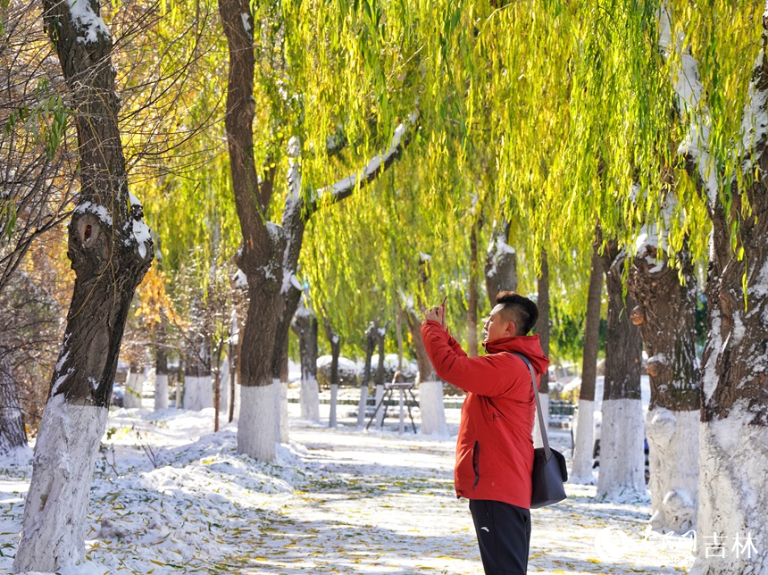 大雪過(guò)后，人們紛紛走出家門(mén)欣賞美景。人民網(wǎng)記者 李洋攝