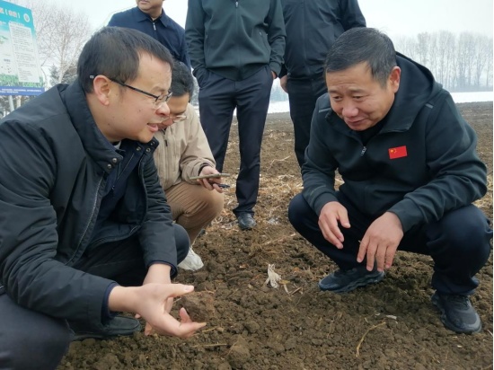 李樹國向記者講述黑土地保護(hù)成效