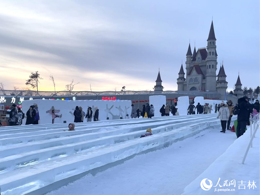 豐富的冰雪娛樂(lè)項(xiàng)目吸引游客打卡體驗(yàn)。人民網(wǎng)記者 李思玥攝