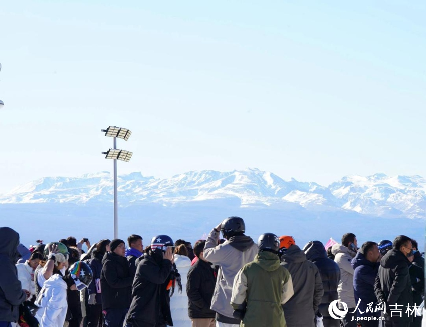 長(zhǎng)白山和平滑雪場(chǎng)游人如織。人民網(wǎng)記者 李洋攝