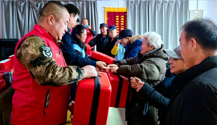 1月24日，市退役軍人事務(wù)局開展“致敬陪伴烈士父母”活動(dòng)，向18名烈士父母發(fā)放一套裝有馬甲、血壓儀為主的“致敬英雄禮包”。