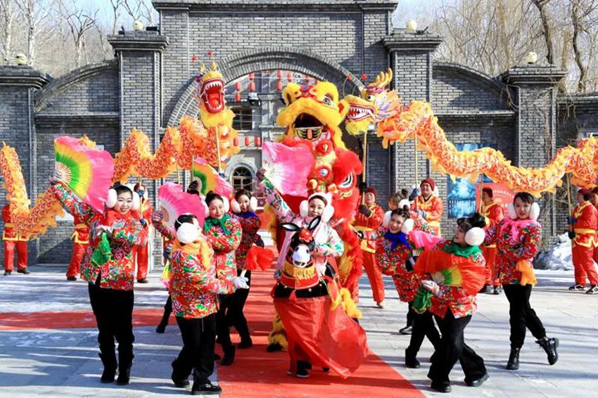 熱情似火的冰雪民俗演藝烘托出新年的喜慶。長春市朝陽區(qū)供圖