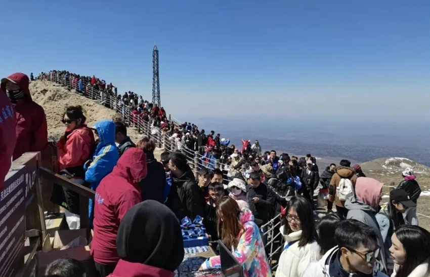 長白山景區(qū)人頭攢動