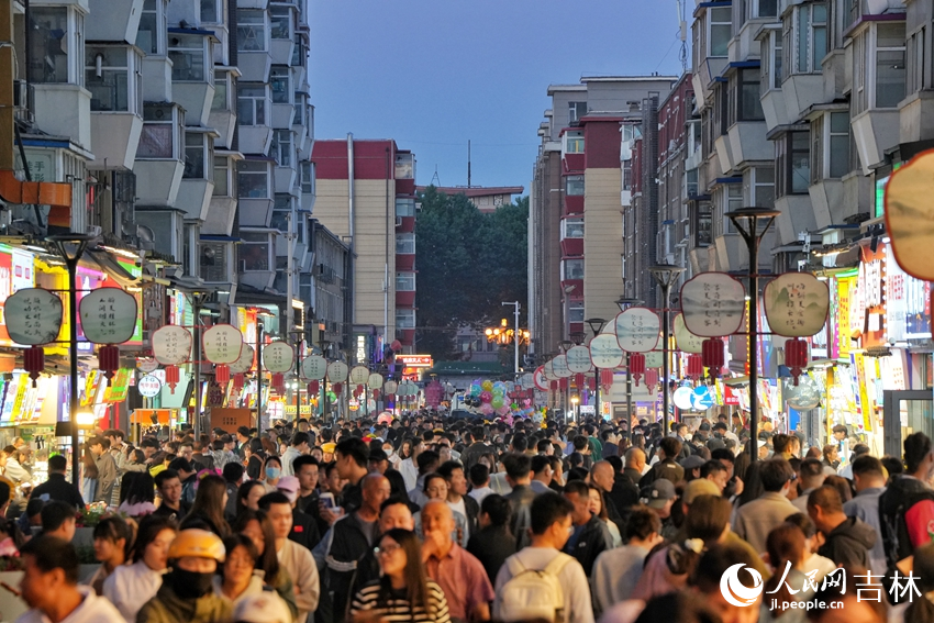 長春市桂林路文旅街區(qū)夜色璀璨，游人如織。人民網(wǎng)記者 李洋攝