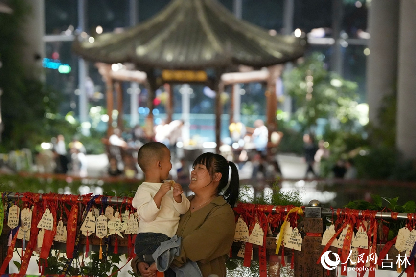 近年來，隨著夜間文旅業(yè)態(tài)的升級(jí)，越來越多的市民游客選擇夜間游玩，享受夜經(jīng)濟(jì)帶來的美好。人民網(wǎng)記者 李洋攝