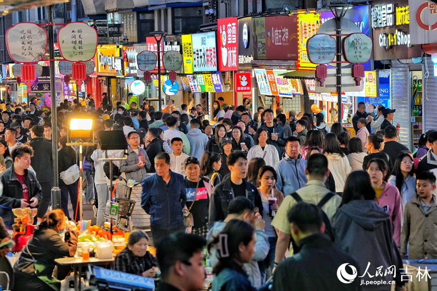 游客長春桂林路文旅街區(qū)品美食、逛夜市。人民網(wǎng)記者 李洋攝