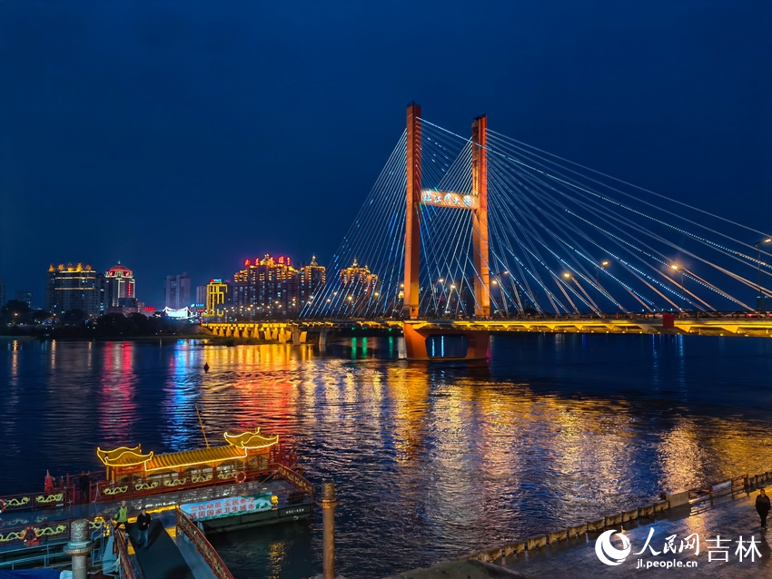 吉林市松花江江景。近年來，吉林市以“游遍夜江城”為主題，打造獨(dú)特的夜間文化旅游場景。人民網(wǎng)記者 馬俊華攝