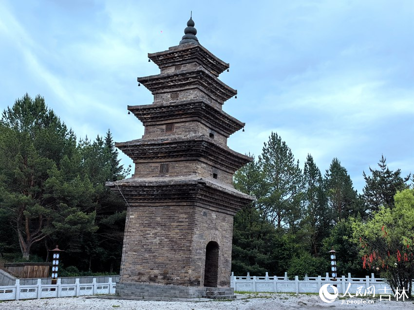 長白縣塔山公園靈光塔是東北唯一現(xiàn)存唐代渤海國地方政權建筑。人民網(wǎng)記者 王海躍攝