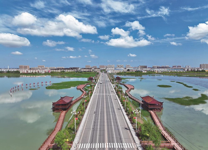 南湖景色宜人，河湖連通讓鎮(zhèn)賚變成一座生態(tài)新城。潘晟昱攝