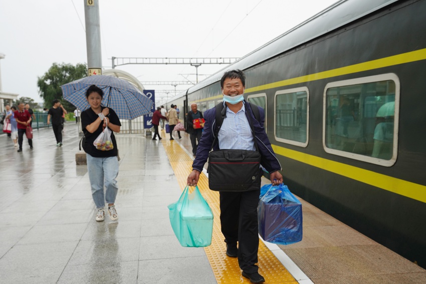 乘客開開心心登上首發(fā)省城的列車