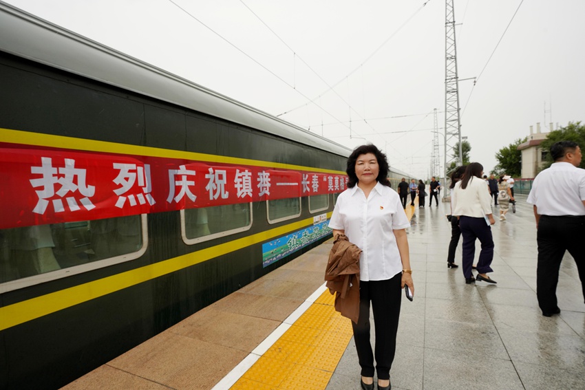 乘客在列車前拍照留念