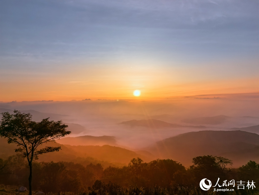 紅日、群山、薄霧、云海……通化縣四方山的日出盛景你見過嗎？【10】