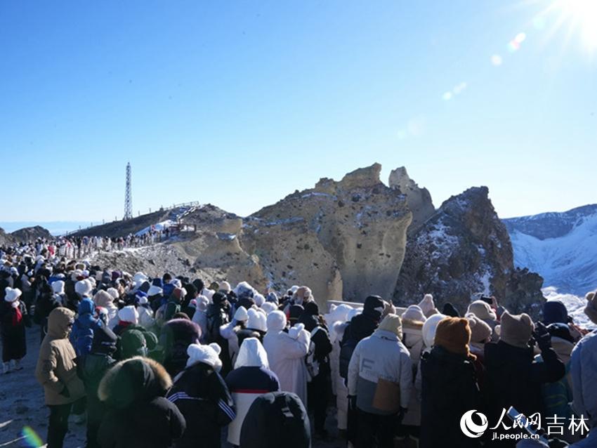 上個(gè)雪季，吉林長(zhǎng)白山景區(qū)游人如織。人民網(wǎng)記者 李洋攝