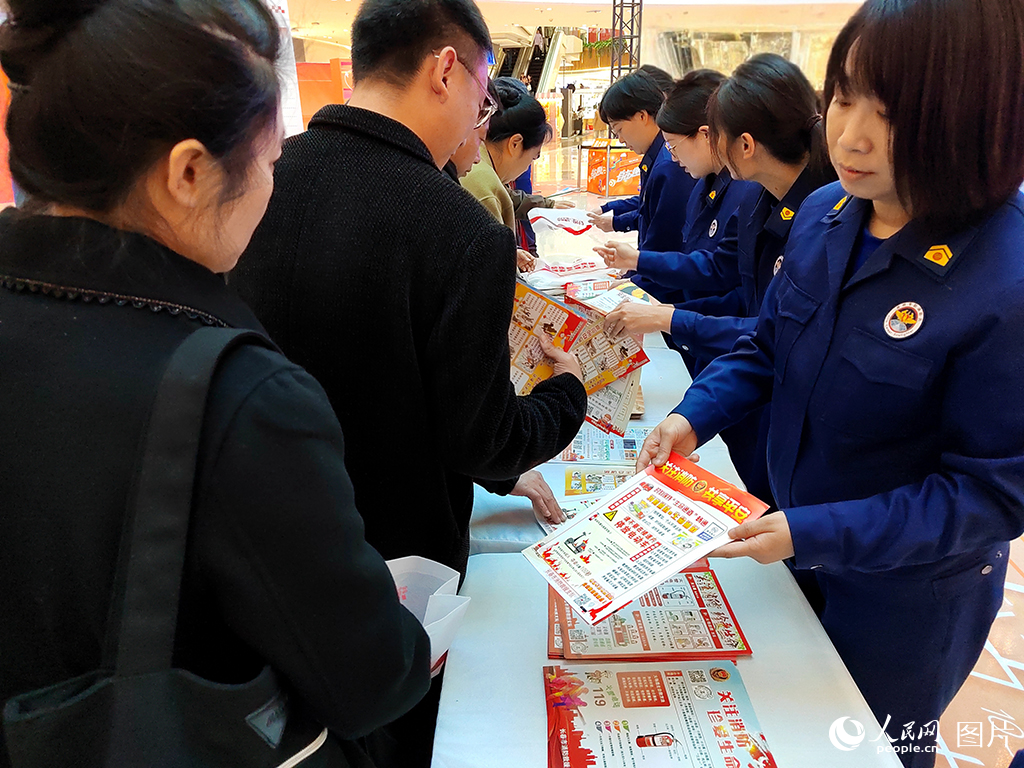 11月1日，長春市綠園區(qū)消防救援局舉辦以“全民消防 生命至上”為主題的消防宣傳月啟動儀式。宣講文員向現(xiàn)場群眾發(fā)放宣傳材料，講解日?；馂?zāi)預(yù)防以及火場自救逃生等消防常識。人民網(wǎng)記者 王海躍攝