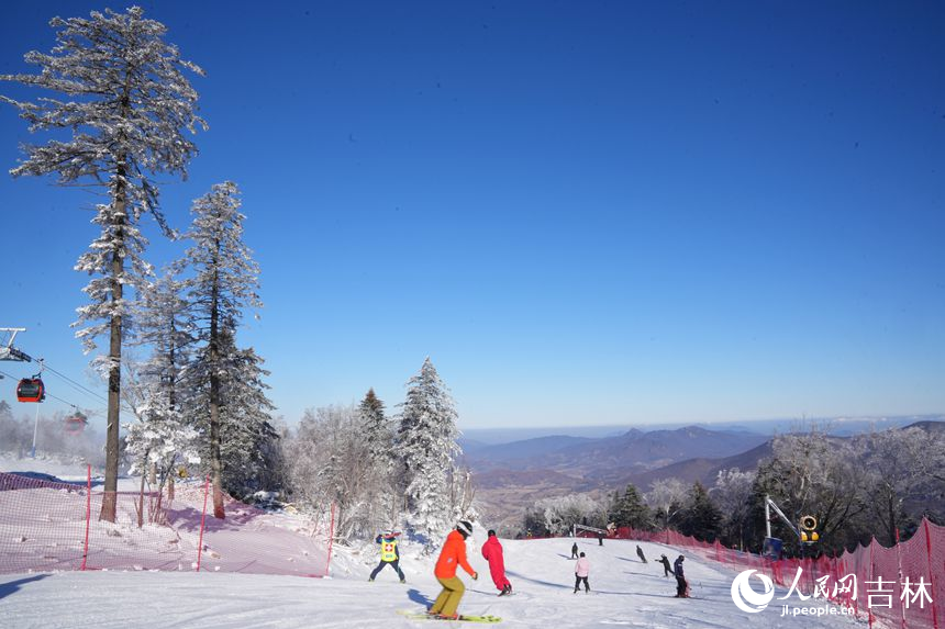 滑雪愛(ài)好者在吉林北大湖滑雪度假區(qū)暢滑。人民網(wǎng)記者 李洋攝