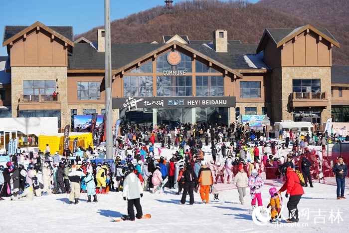 23日，吉林省2024—2025新雪季開板首日，大批滑雪愛好者抵達滑雪場開啟今年的滑雪“首秀”。人民網(wǎng)記者 李洋攝