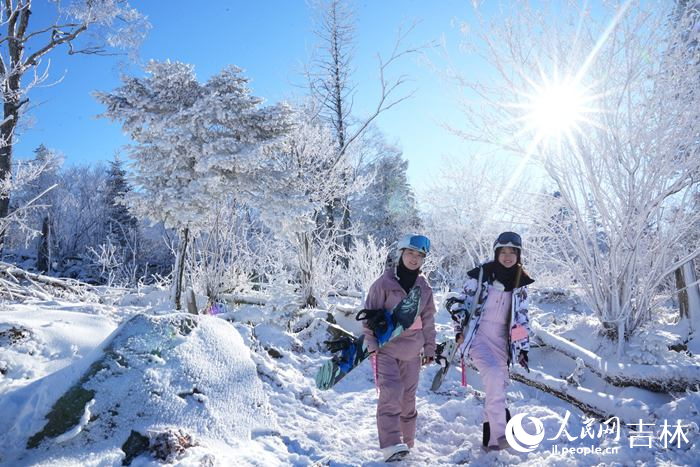 “開板”當(dāng)日，北大湖現(xiàn)絕美高山霧凇。人民網(wǎng)記者 李洋攝