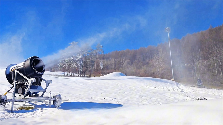 萬峰通化滑雪度假區(qū)“火力全開”造雪忙。李銘攝