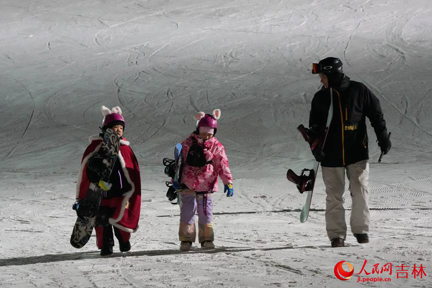 身著古風(fēng)服飾的少年從滑雪場歸來。人民網(wǎng)記者 李洋攝