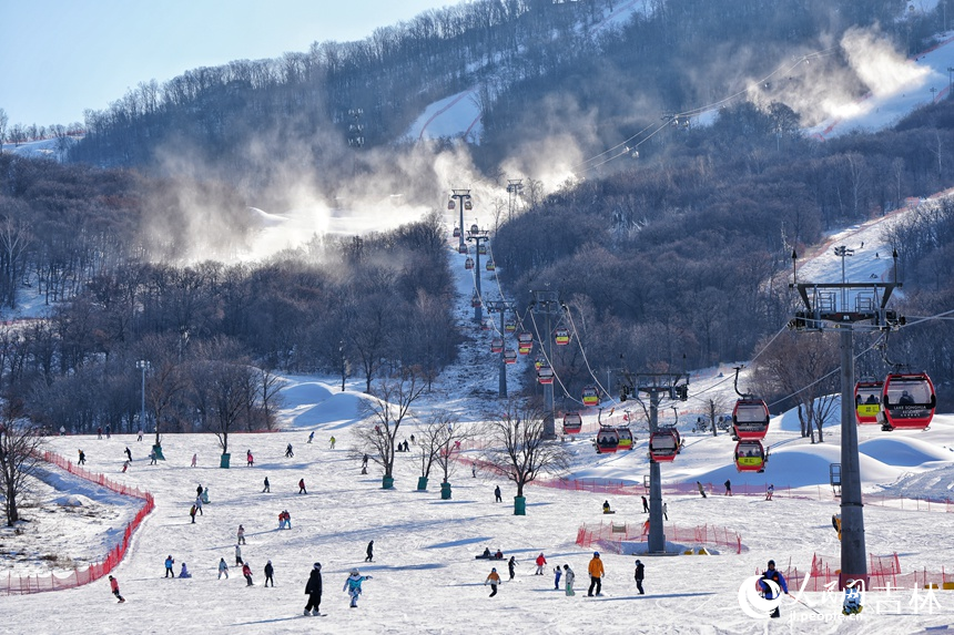 滑雪愛好者在吉林松花湖滑雪度假區(qū)滑雪（12月19日攝）。人民網(wǎng)記者 李洋攝