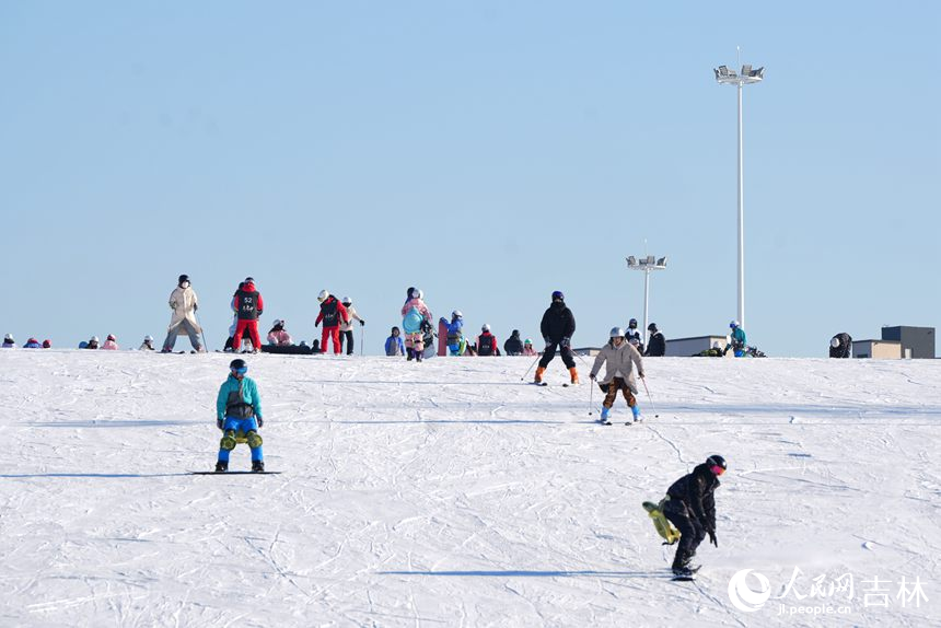 在長春天定山滑雪場，雪友們感受冰雪運動的樂趣（12月22日攝）。人民網(wǎng)記者 李洋攝