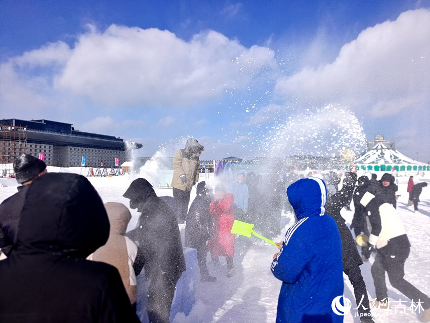 游客在雪地里盡情潑灑歡樂(lè)。人民網(wǎng)記者 關(guān)思聰攝